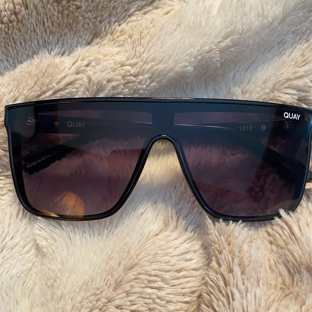 QUAY “Nightfall” BRAND NEW SUNNIES